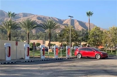 Tesla te vini ak nouvo ke trik nouvèl yo chaje Surcharges pandan lè okipe.