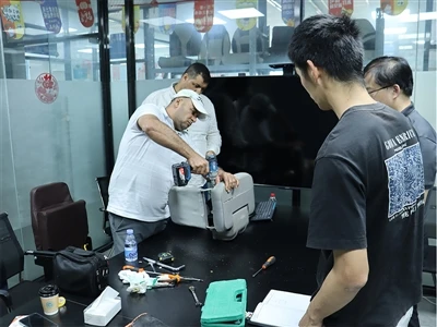 Xiamen Kench Syèj Machin fabrikasyon akeyi kliyan lòt bò dlo pou vizite